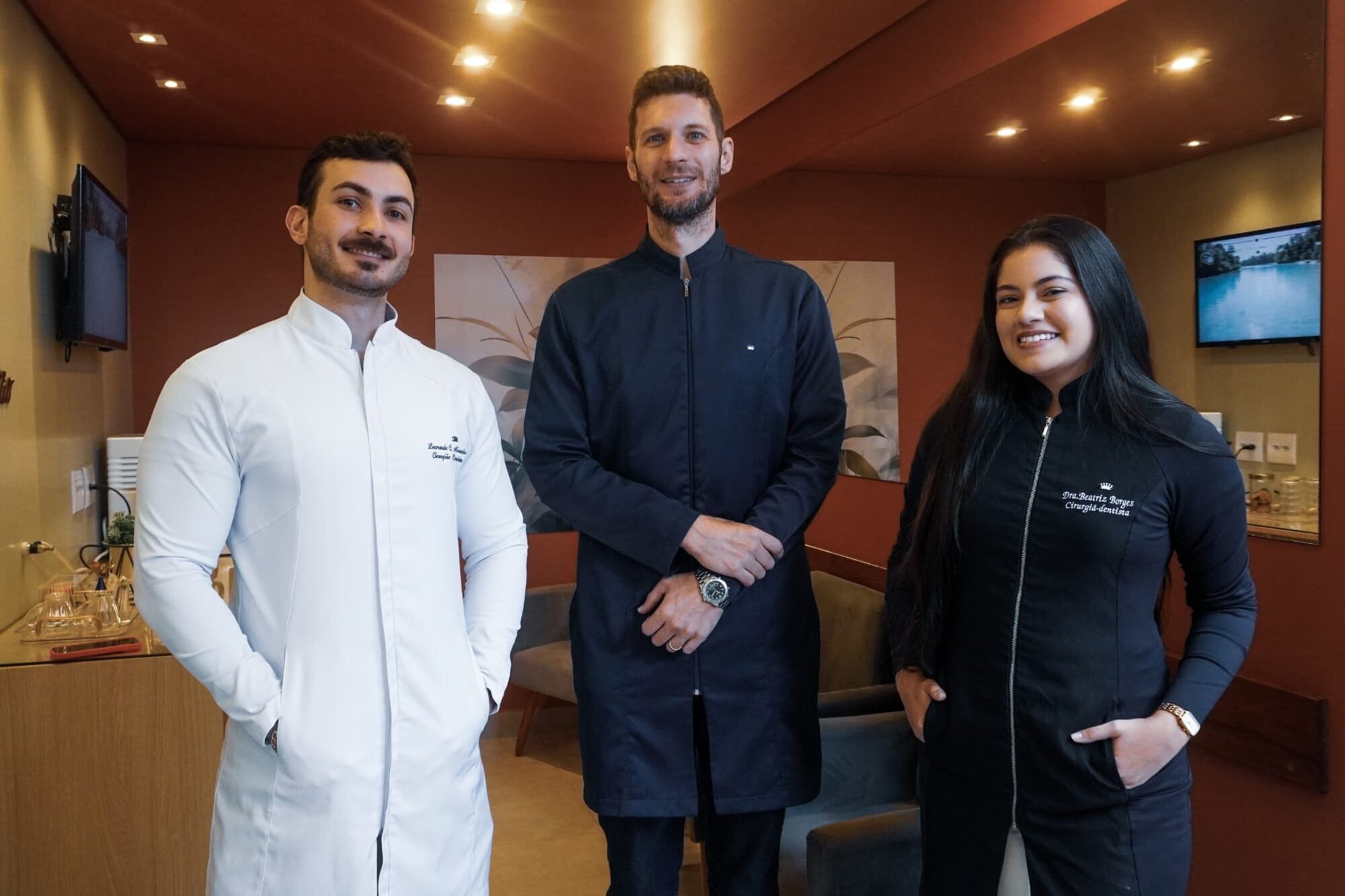 Equipe da Sacon Odontologia: Dr. Leonardo, Dr. Murilo e Dra. Beatriz no consultório em Tietê